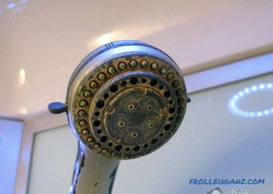 Cum să spălați dușul de petele de săpun și de calcar la domiciliu