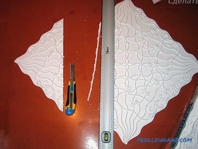 Cum să lipiți o placă de tavan - modalități de lipire a unei plăci de tavan + fotografie