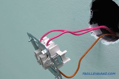 Cum se conectează un întrerupător de lumină cu două taste + Foto