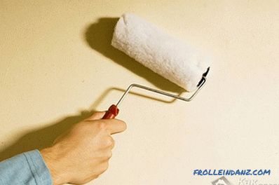 Cum să lipici tapet de vinil pe pereți și tavan (+ fotografii)